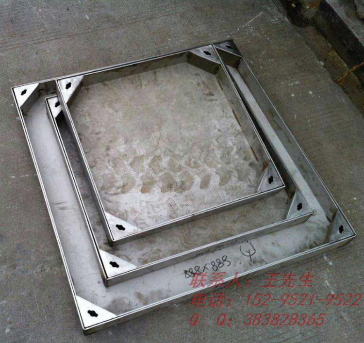 Quadratischer Brunnendeckel aus Edelstahl