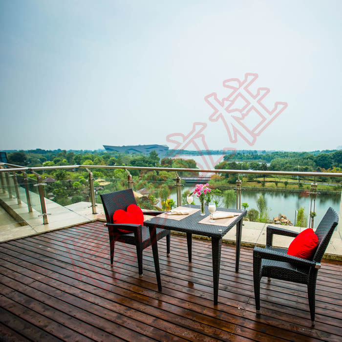 Die Edelstahlsäule von Xinbu lässt das Tiande Lake Hotel brillant erstrahlen, die für das Fenster des Landschaftsraums und das Dachgeländer verwendet wird