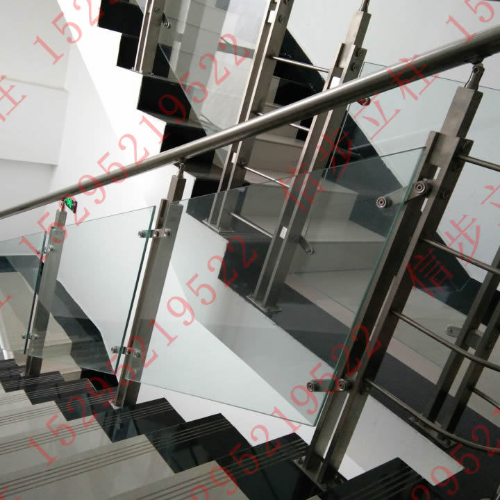 Edle Edelstahlsäulenprodukte werden für Treppen des Dafeng Vienna 3 Hotel ausgewählt