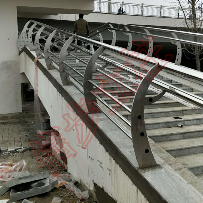 Xinbu Edelstahlsäule wird auf Huluhe No. 2 Brücke im Qin'an County angewendet