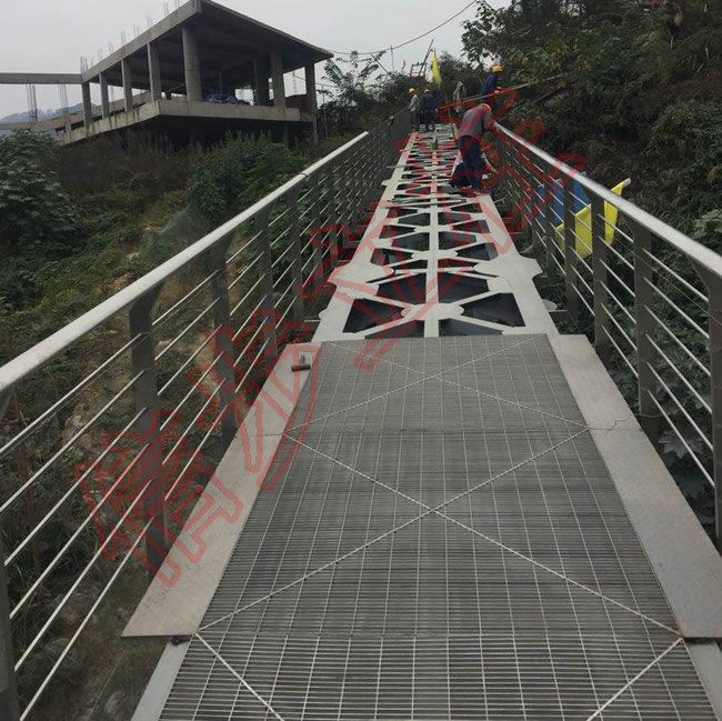 Die Edelstahlsäule der dicken großen Brücke Xinbu 30 wird auf die Touristenattraktionen der Langjiu Gruppe angewendet