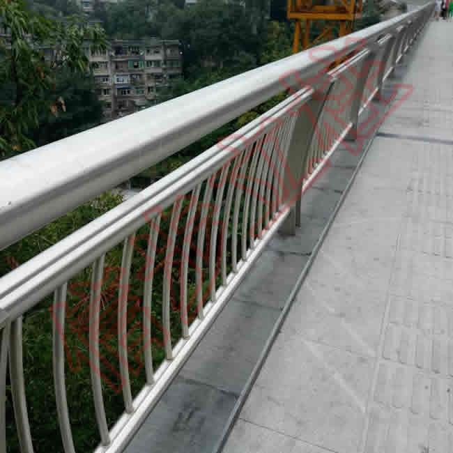 Xinbu Edelstahlsäule bietet eine solide Garantie für die Geländer der zweigleisigen Brücke der Chongqing Fuling Wujiang Brücke