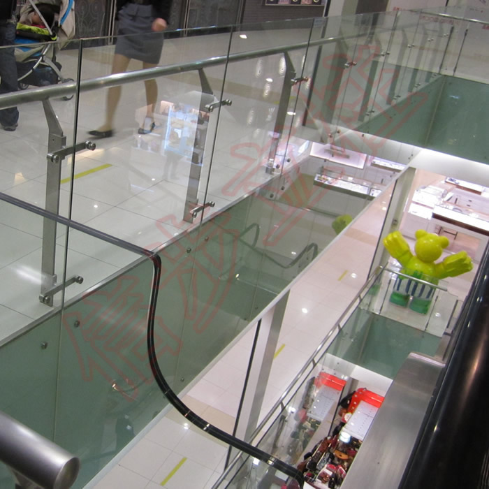 Xinbu Edelstahlsäule wird für Glasgeländer des Rizhao Kaufhauses verwendet