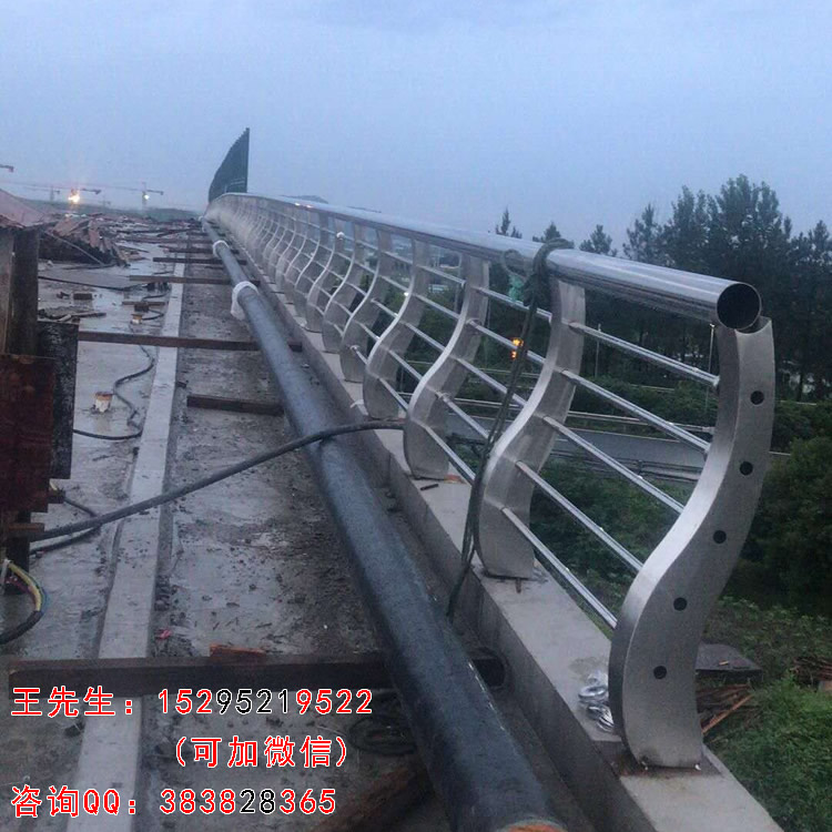 Xinbu Edelstahlsäule wird für das Edelstahlbrückengeländer des Deqing Wukang Expressway verwendet