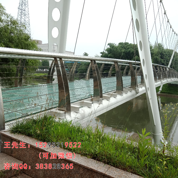 Xinbu Edelstahl Brückensäule wird für die Glasbrücke der Taizhou High School verwendet