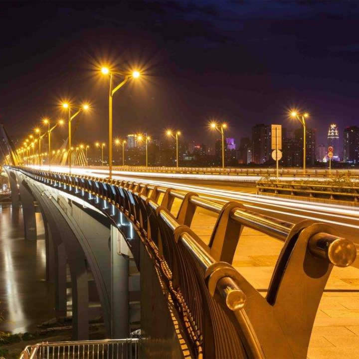 Xinbu Edelstahl Brückensäule wird für Luzhou Brücke für zehn Jahre ohne Rost, mit ausgezeichneter Qualität verwendet
