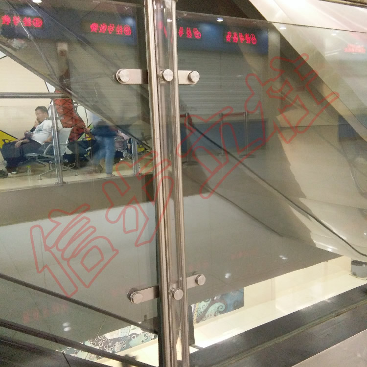 Xinbu Edelstahlsäule bietet mehr Sicherheit für das Geländer von Nanjing Mutterschaft und Kinderklinik Gebäude