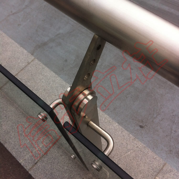 Xinbu Edelstahl Glassäule bietet mehr Sicherheit für Wanda Plaza Parkplatz